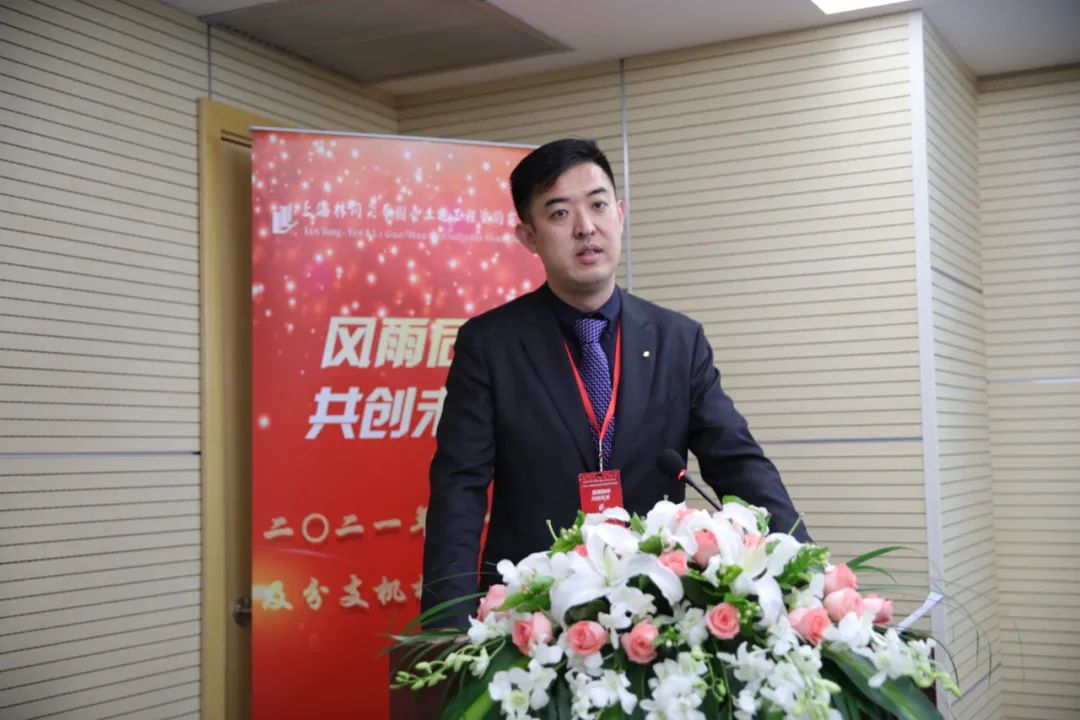 市場(chǎng)部部長(zhǎng)岳光做公司經(jīng)營(yíng)工作報(bào)告